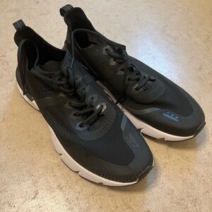 Excellent condition Sorel men’s sneakers size 9